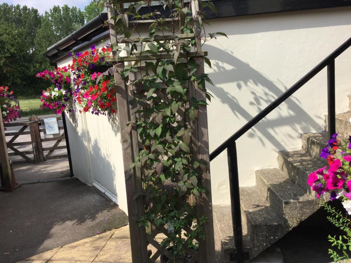 The Bell Inn Salisbury Exterior photo